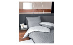 Seesucker Bettwäsche in der Größe 135 x 200 cm und in der Farbausführung Grau, silverfarbig auf einem Bett bezogen mit Deko