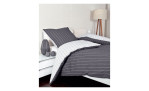 Seesucker Wendebettwäsche in der Größe 135 x 200 cm und in der Farbausführung Grau, Silberfarbig, auf ein Bett bezogen