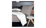 Seersucker Wendebettwäsche Tango in der Größe 155 x 200 cm und in der Farbausführung braun, weiß, gestreift, auf einem Bett bezogen mit Deko