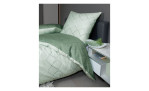 Mako-Satin Bettwäsche J.D. in der Größe 155 x 200 cm und in der Farbausführung grün, auf einem Bett bezogen