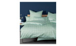Mako-Satin Bettwäsche Modernclassic in der Größe 135 x 200 cm und in der Farbausführung grün, auf einem Bett bezogen