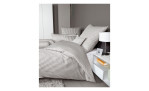 Mako-Satin Bettwäsche Modernclassic in der Größe 155 x 200 cm und in der Farbausführung beige, braun, gestfreift, auf einem Bett bezogen