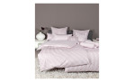 Mako-Satin Kissenbezug Mordernclassic in der Größe 40 x 80 cm und in der Farbausfürhugn rosa, weiß, gestreift, auf einem Bett bezogen