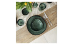 Villeroy & Boch Schale Lave vert Glasteller auf Holztisch mit Silberbesteck, weißem Läufer und einer Pflanze.