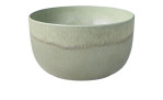 Eine runde, hellgrüne Villeroy & Boch Servierschüssel Perlemor 22,4 cm mit einem subtilen dunkelgrünen Band am Rand.