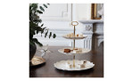 Etagere Toy's Delight Royal Classic 29,5 cm dreistöckig in weiß auf braunem Tisch.