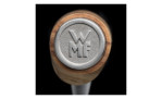 Nahaufnahme des Olivenholzgriffs des WMF Fleischmesser Grand Wood 20 cm mit einer Stahlkappe mit eingraviertem WMF-Logo.