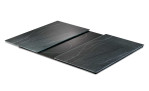 Zwei Herdabdeck-/ Schneideplatten 30 x 52 cm mit Schieferstruktur auf einem Elektrokochfeld mit zwei sichtbaren Brennern.