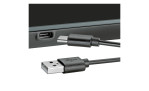 Ein USB-A-zu-USB-C-Kabel, mit dem USB-C-Ende in der Nähe eines Schwarz Kunststoff-Anschlusses an einer Digitalen Küchenwaage.