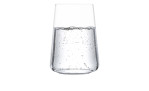 Ein mit Sprudelwasser gefülltes Zwiesel Glas Trinkbecher Miovino 4er-Set Glas steht vor einem weißen Hintergrund.