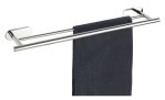 Silberfarbene Badetuchstange Turbo-Loc, 60 cm, Wandmontage, mit dunklem Handtuch auf der unteren Stange.