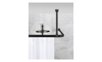 Deckenstütze Jete schwarze L-förmige Aluminium-Duschvorhangstange hält einen weißen Vorhang vor einer grau gefliesten Wand.