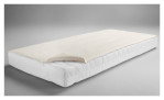 Molton-Matratzenauflage 140 x 200 cm in beige, teilweise zurückgeklappt auf einer weißen Matratze vor grauem Hintergrund.