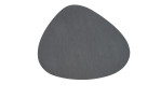 Das Tischset Kaja 37 x 44 cm hat ein glattes, abgerundetes Design aus grauem Stein, ideal für stilvolle Möbel- oder Textilauslagen.