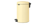 Treteimer NewIcon 12 l, cremefarbener Kunststoff-Treteimer mit abgerundetem Deckel und schwarzem Fußpedal auf weißem Grund.