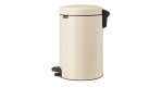 Beigefarbener Treteimer NewIcon 12 l mit schwarzem Fußpedal und abgerundetem Deckel, abgebildet auf weißem Hintergrund.