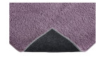 Der Andiamo Teppich Arezzo 60 x 110 cm ist ein lila strukturierter Synthetikfaser-Badvorleger mit schwarzer, rutschfester Rückseite.