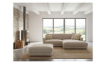 Beiges LASCONDO-Sofa „Hagerstown 2.0“ mit schmalen Armlehnen und Ottomane auf einem Teppich in einem hellen Raum mit großen Fenstern.