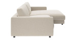 Seitenansicht der beigen LASCONDO Basis-Wohnlandschaft „Hagerstown 2.0“ mit schmalen Armlehnen und Chaiselongue vor weißem Hintergrund.