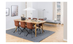Stuhl Bastian in der Farbe retro Cognac in einem Zimmer