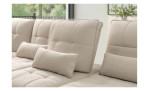 Beiges Vito Ticona Plus-Modulsofa mit gesteppten Polstern und rechteckigen Zierkissen.