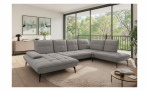 Modernes Wohnzimmer mit der Komfort-Wohnlandschaft „vito Ticona Plus“ von Vito, einem runden Teppich und hohen Fenstern.