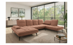 Modernes Wohnzimmer mit der Vito Komfort-Wohnlandschaft „Ticona Plus“, einem runden Teppich und großen Fenstern mit Blick auf Bäume.