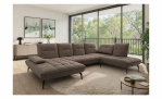 Modernes Wohnzimmer mit der Vito Komfort-Wohnlandschaft „Ticona Plus“, einem runden Teppich, Kunstwerken und großen Fenstern.