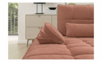Nahaufnahme der Vito Komfort-Wohnlandschaft „Ticona Plus“ in Mauve mit Relaxfunktion in einem modernen Wohnzimmer.