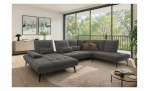 Modernes Wohnzimmer mit der Vito Komfort-Wohnlandschaft „Ticona Plus“, Sitztiefenverstellung, großen Fenstern und minimalistischer Einrichtung.