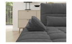Nahaufnahme der Komfort-Wohnlandschaft „vito Ticona Plus“ von Vito; graues, getuftetes Sofa mit Relaxfunktion und Kissen.