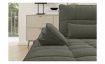 Nahaufnahme der Komfort-Wohnlandschaft „vito Ticona Plus“ von Vito in einem modernen Wohnzimmer mit Kissen und Lampe.