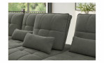 Graues Vito Ticona Plus-Modulsofa mit gesteppten Kissen und rechteckigen Nackenrollen.