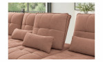 Modulares Sofa Vito Ticona Plus in der Farbe Dusty Rose mit gesteppten Rückenkissen und passenden rechteckigen Zierkissen.