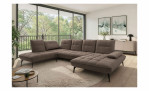 L-förmiges Vito Ticona Plus-Sofa mit kapuptonen Kissen und schlanken schwarzen Beinen in einem Wohnzimmer.