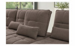 Braunes Vito Ticona Plus-Sofa mit Tufting-Kissen und rechteckigen Zierkissen.