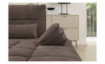 Braunes Vito Ticona Plus-Ecksofa mit verstellbaren Kopfstützen und einem kleinen Kissen.