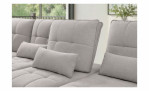 Hellgraues, modulares Vito Ticona Plus-Ecksofa mit gesteppten Polstern und rechteckigen Lendenkissen.