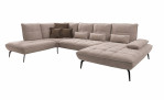 Hellbeiges, U-förmiges Vito Ticona Plus-Sofa mit kapuzenverzierten Kissen, dunkelbraunen Zierkissen und schlanken schwarzen Metallbeinen.