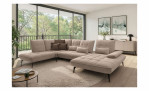 Beigefarbene Komfort-Wohnlandschaft vito Ticona Plus mit Chaiselongue und rechteckigen Kissen in einem hellen Wohnzimmer.