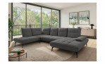 Graues, L-förmiges Vito Ticona Plus-Sofa mit kapuzenverzierten Kissen auf schlanken Metallbeinen.