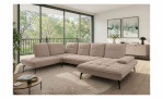 Beigefarbene L-förmige Vito Ticona Plus-Wohnlandschaft auf einem runden Teppich im Wohnzimmer.
