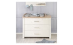 Wickelkommode Lucy mit 3 Schubladen, in der Farbe Weiß und einer Auflage in Luna Elm, Milieubild