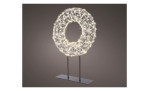 Der LED-Kranz mit Ständer 38 cm ist eine runde silberne Metallskulptur mit Licht, auf einem schwarzen Sockel mit zwei Stützen.