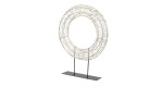 Der LED-Kranz mit Ständer 51 cm ist ein silberfarbener Kranz mit weißen LEDs auf einem schwarzen Metallständer.
