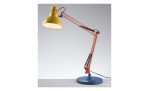 Die Casa Nova Schreibtischleuchte Quick hat eine gelbe Lampe, einen roten Metallarm und einen blauen Sockel auf grauem Hintergrund.
