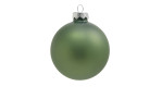 Eine matte Grün Glas Christbaumkugel aus dem 6er-Set, Ø 8 cm, Silberkappe, isoliert auf weiß.