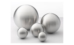 Fünf Casa Nova Metall-Kugeln 10 cm in silber matt, eiförmig, angeordnet auf einer hellgrauen Oberfläche.