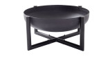 Die Outdoor Feuerschale 60 cm ist eine schwarze, runde Feuerstelle mit einem stabilen Fuß mit gekreuzten Beinen in elegantem Schwarz.