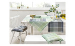 Tischdecke 100 x 100 cm grün aus Baumwolle. Auf einem dekorierten Hintergrund.